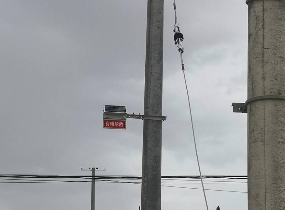 甘肅電力安裝防外破警示牌，為電力防護(hù)增添“保護(hù)傘”